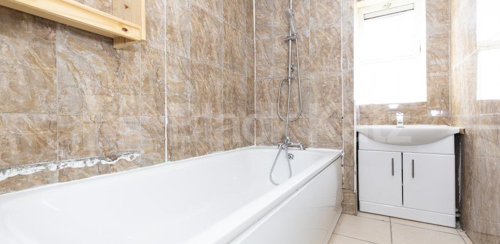 			4 BED PLUS LOUNGE, 4 Bedroom, 1 bath, 1 reception Apartment			 Windsor Street, ANGEL - ESSEX ROAD